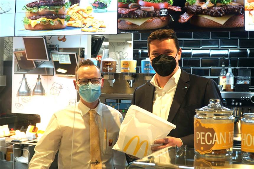 „McImpf dich“: Stadt Castrop-Rauxel und DRK ziehen zufriedenes Fazit Bürgermeister Rajko Kranvanja (r.) ließ es sich am Freitagabend nicht nehmen, selbst die eine oder andere McDonals-Menütüte über den Tresen zu reichen.