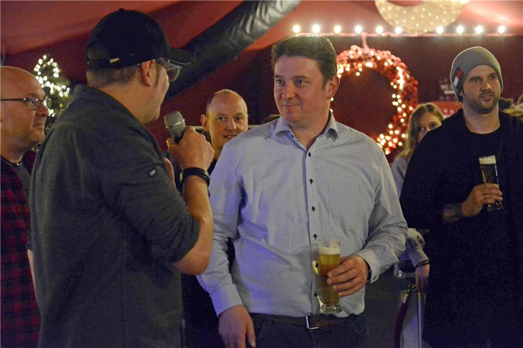 Rajko Kravanja: „Wir haben zu lange versucht, Kompromisse zu finden“ Bürgermeister Rajko Kravanja als Moderator und Schiedsrichter beim Eisstockschießen im Adventszelt. In seiner Rolle als erster Bürger hat er viele Jobs.