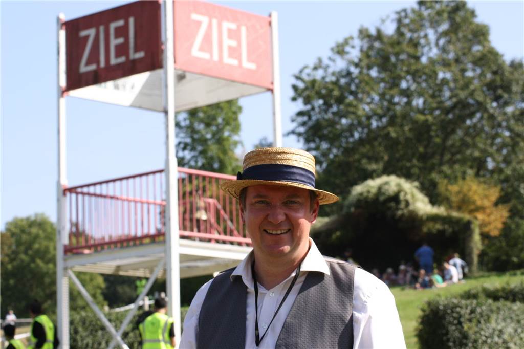 Mitstreiter gesucht: Rennverein Castrop-Rauxel wird reaktiviert Castrop-Rauxels Bürgermeister Rajko Kravanja beim Pferderennen 2023.