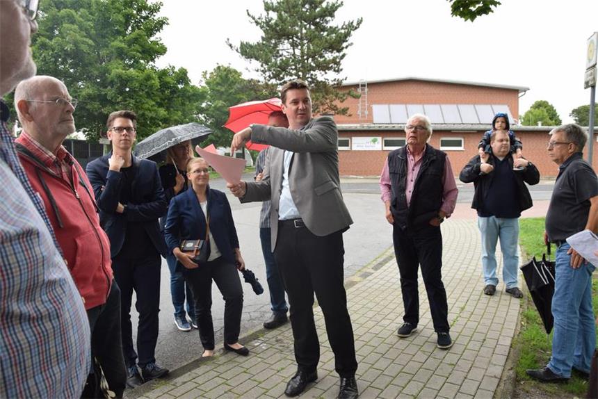 Bürgermeister Rajko Kravanja erläuterte an der Grundschule Alter Garten das Wohngebiet, das dort realisiert werden soll.