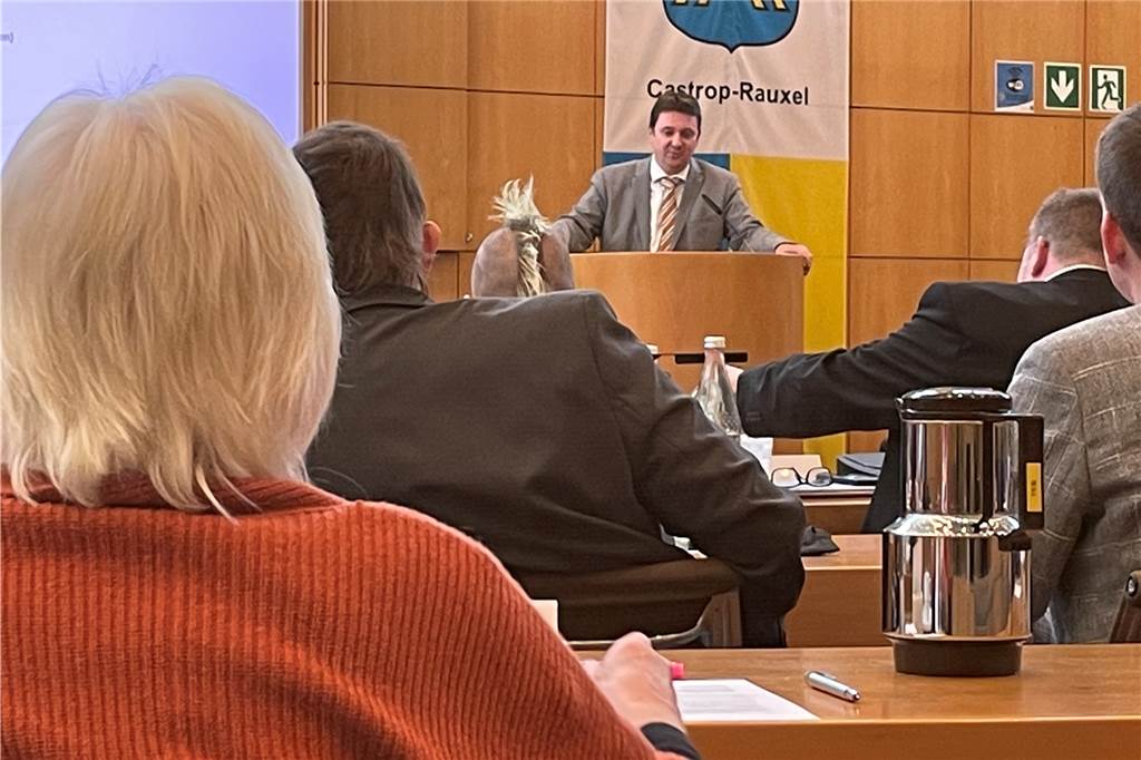 Neubau-Plan für Rathaus der Bürgerschaft gestrichen: Eklat im Rat Bürgermeister Rajko Kravanja erläuterte dem Stadtrat das Vorgehen zum Thema Rathaus-Sanierung. Er brüskierte damit unter anderem Nils Bettinger (FDP, vorne r.), obwohl seine Partei auch gegen einen Neubau eines Rathauses der Bürgerschaft ist.