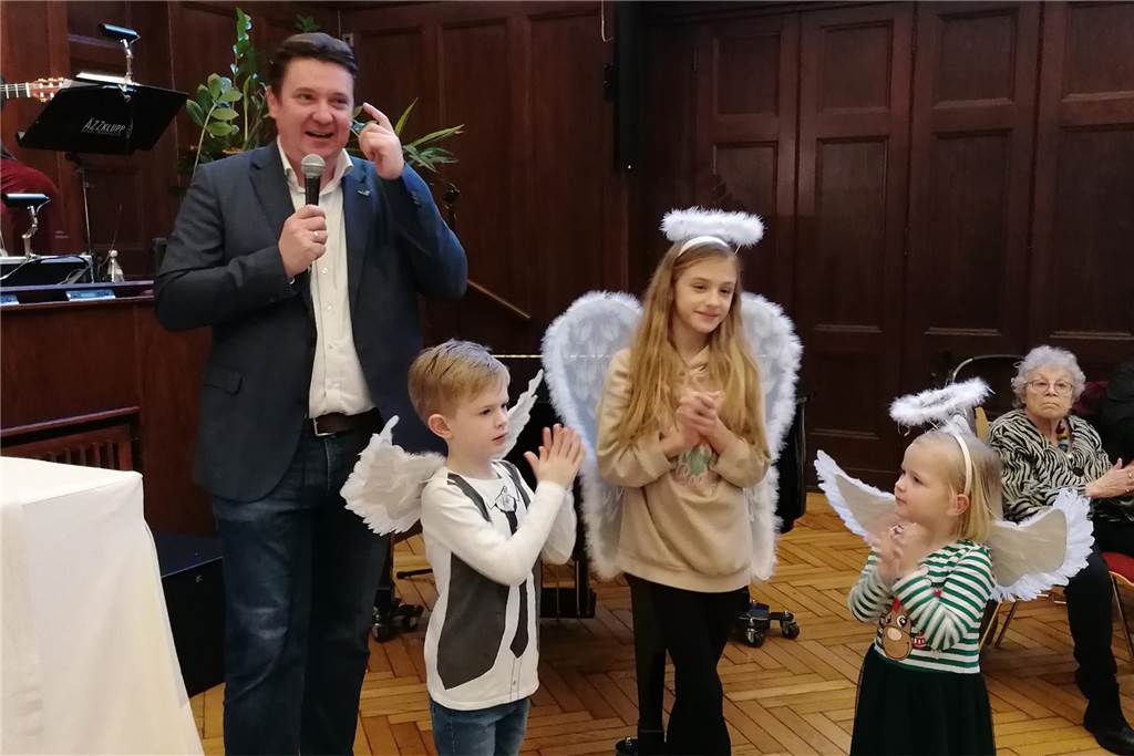 Von Startschwierigkeiten zum Erfolg: „Weihnachten im Wicherhaus“ wird 50 Bürgermeister Rajko Kravanja hält eine Rede, während die kleinen Engel neben ihm stehen und klatschen.