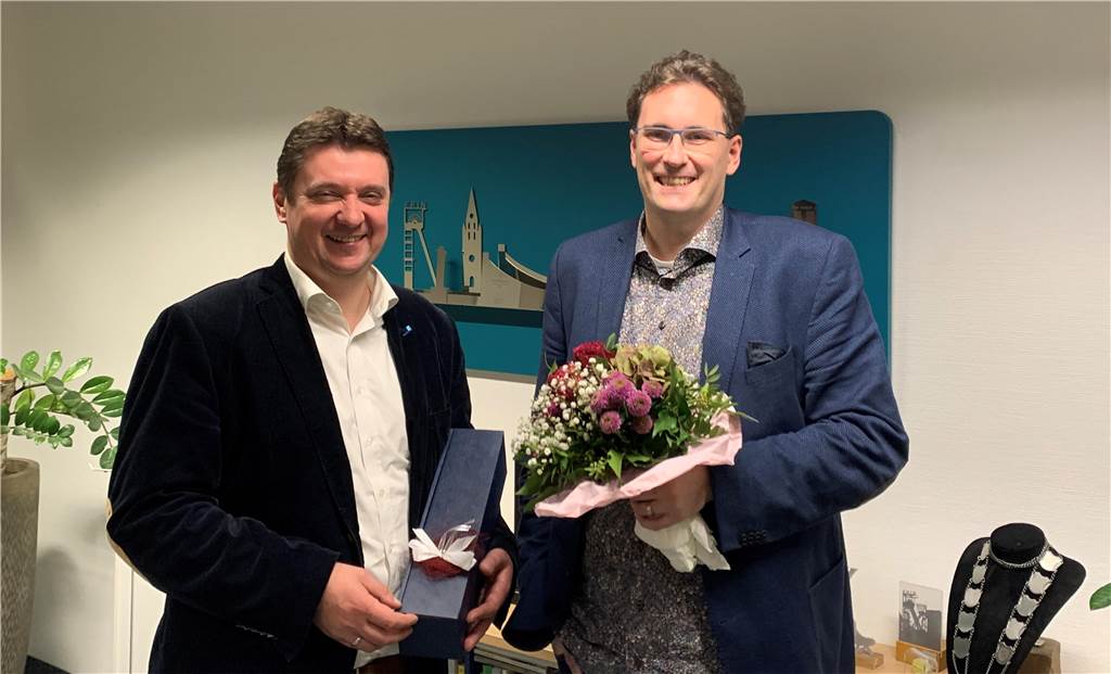 Rajko Kravanja und der neue Schiedsmann Hendrik Moryson stehen im Büro des Castrop-Rauxeler Bürgermeisters. 