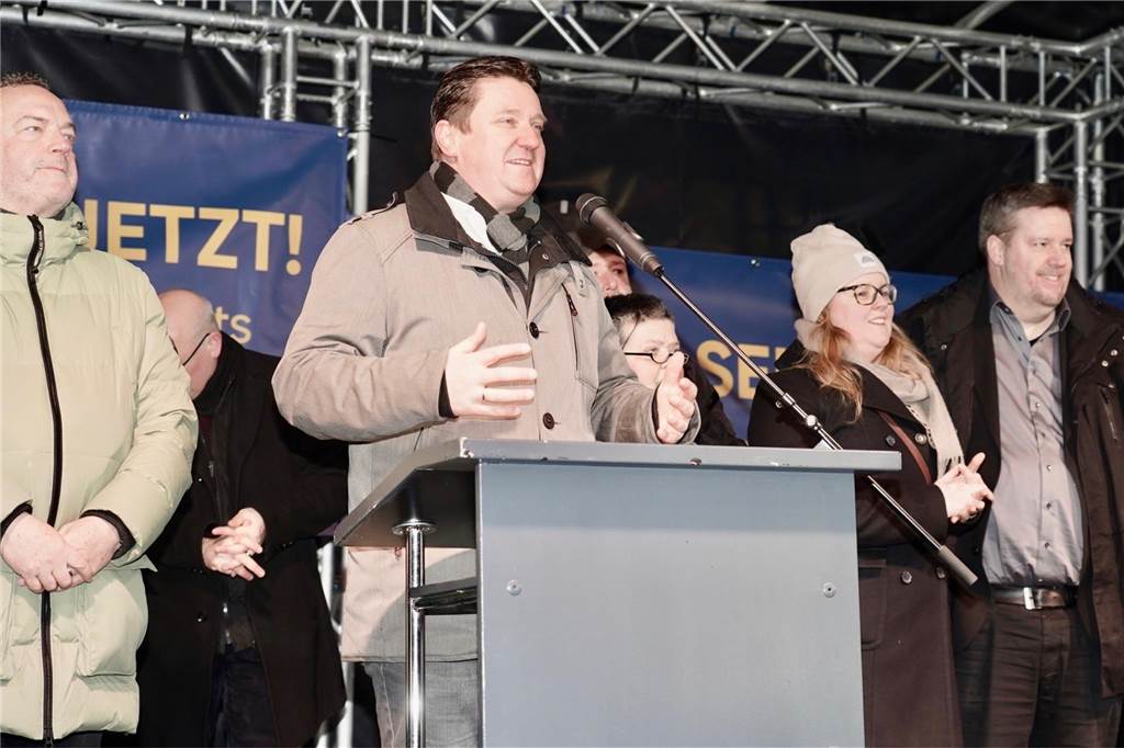 Ist ein Protest gegen „Rechts“ demokratisch? Wie ein Wort polarisiert Bürgermeister Rajko Kravanja am Rednerpult bei der Demo gegen Rechts in Castrop-Rauxel.