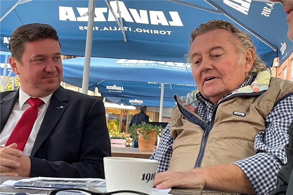 Ende der Ära „Ab ins Zelt“: Kein Adventszelt mehr auf dem Marktplatz Bürgermeister Rajko Kravanja (l.) und Gastronom Franz-Josef „Bubi“ Leuthold bei einem Pressegespräch zur Vorstellung der Pläne für den Advent 2022. Das Projekt mit dem offenen Zelt wurde kein wirtschaftlicher Erfolg für den Wirt von "Tante Amanda".