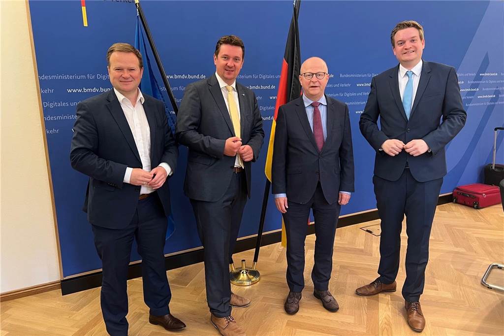 Was wird aus der möglichen Schließung eines Castroper Bahnübergangs? Bürgermeister Rajko Kravanja mit dem Staatssekretär Michael Theurer (2.v.r., FDP), flankiert von den Castrop-Rauxeler Bundestagsabgeordneten Frank Schwabe (l., SPD) und Michael Breilmann (r., CDU). Sie sprachen im März 2022, also fast vor einem Jahr, über die Bahnübergänge in der Altstadt.