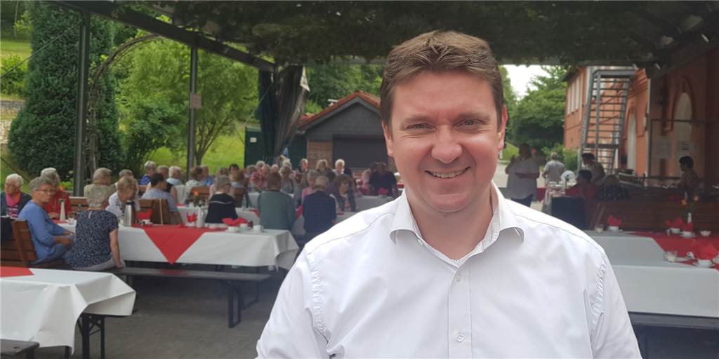 Castrop-Rauxeler Bürgermeister pariert Frage- und Kritik-Hagel der Bürger Bürgermeister der Stadt Castrop-Rauxel Rajko Kravanja steht vor vielen interessierten Bürgern nach der intensiven Fragerunde beim Bürgermeister-Café in der Agora in Ickern-End.
