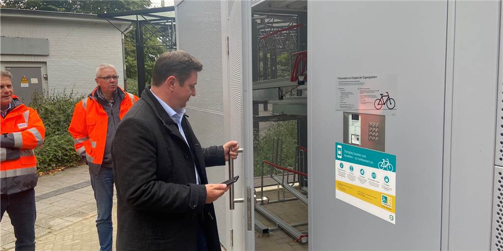Castrop-Rauxeler Fahrradparkhaus eröffnet: E-Bikes dürfen nicht überall stehen Bürgermeister Rajko Kravanja öffnet die Tür zum neuen Fahrradparkhaus am Castrop-Rauxeler Hauptbahnhof.
