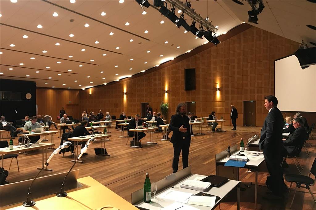 Mit Abstand und fast ohne Maske: Rat trotzt Corona in kleiner Besetzung Bürgermeister Rajko Kravanja (rechts) vor Beginn der Ratssitzung in der Stadthalle im Gespräch mit SPD-Fraktionschef Daniel Molloisch.