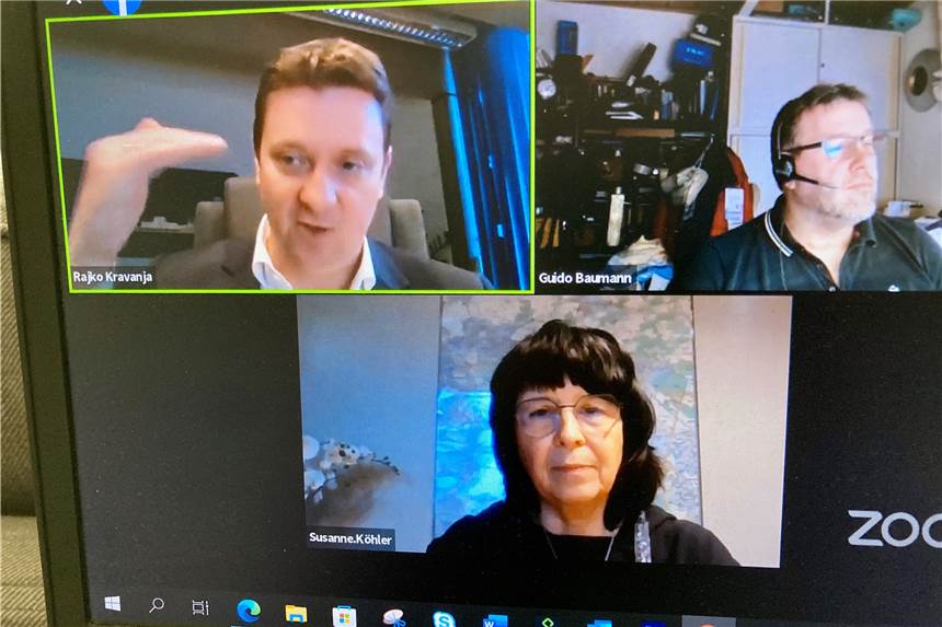 Ukraine-Krise: Castrop-Rauxel rechnet mit einer „Flüchtlings-Wand“ Bürgermeister Rajko Kravanja und Bereichsleiterin Susanne Köhler stellten sich mit Moderator Guido Baumann in einer Facebook-Sprechstunde wieder Fragen aus der Bevölkerung.