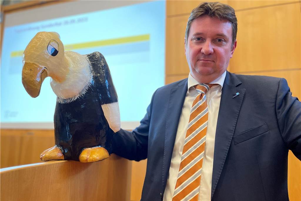 Symbolträchtige Reden helfen nicht: Vertrauen ist wichtiger als Geld Rajko Kravanja mit einem symbolischen Pleitegeier