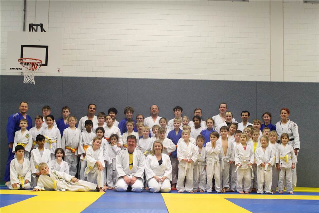 Ende im Streit zwischen Judoka und Kravanja nach Energiespar-Entscheidung Bürgermeister Rajko Kravanja und Mitarbeiterin Dhana Stannek standen bei den Judoka Rauxel auf der Trainingsmatte. Der Verein war verärgert wegen der kalten Halle.