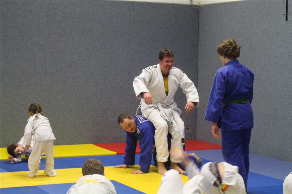 Bürgermeister Rajko Kravanja und Mitarbeiterin Dhana Stannek standen bei den Judoka Rauxel auf der Trainingsmatte. Der Verein war verärgert wegen der kalten Halle.