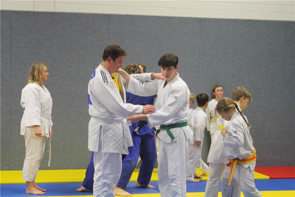Bürgermeister Rajko Kravanja und Mitarbeiterin Dhana Stannek standen bei den Judoka Rauxel auf der Trainingsmatte. Der Verein war verärgert wegen der kalten Halle.