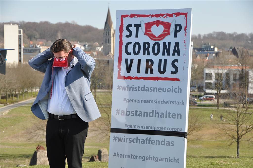 Castrop-Rauxeler Kampagne „Wir ist das neue Ich“ wird zu Spendenaktion Bürgermeister Rajko Kravanja unterstützt die Kampagne "Wir ist das neue Ich" und zieht sich die symbolische rote Maske auf.