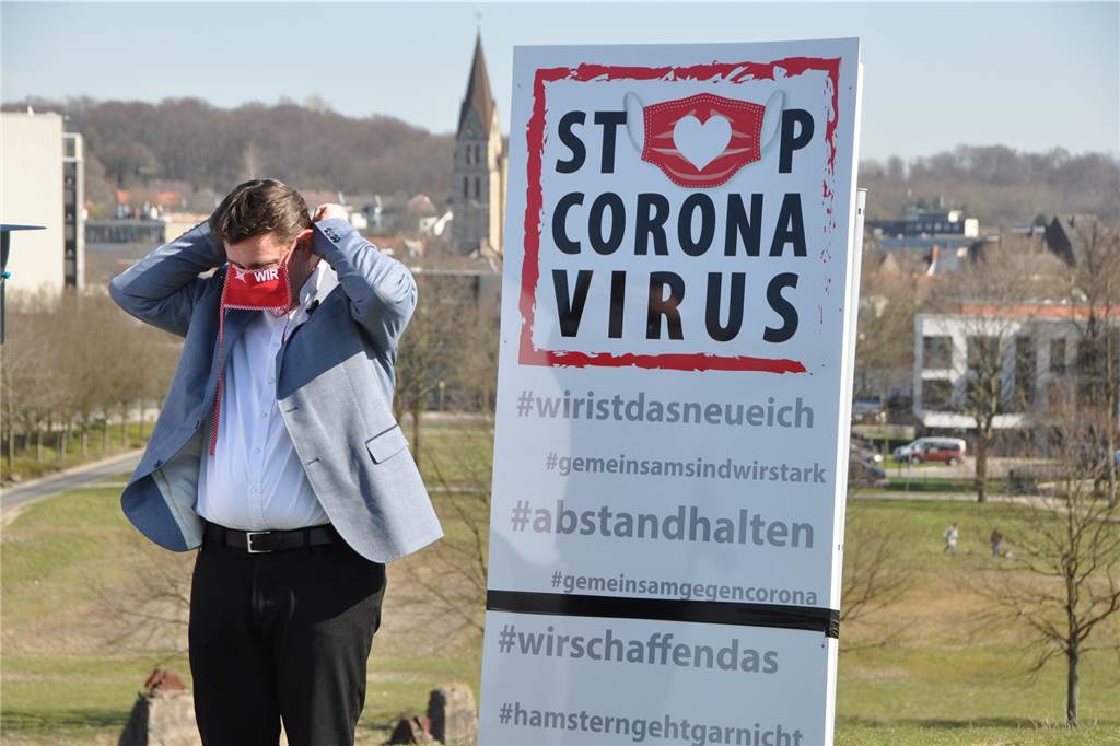 Zwei Jahre Corona in Castrop-Rauxel: Daten, Fakten, Erinnerungen Bürgermeister Rajko Kravanja unterstützte zu Beginn der Pandemie die Kampagne "Redmaskdays" und zog sich die symbolische rote Maske auf.