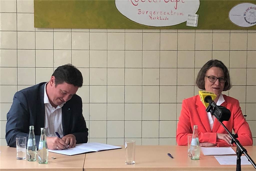 Millionen für Merklinde: Castrop-Rauxeler Vorort bekommt Geld vom Land Bürgermeister Rajko Kravanja unterzeichnet den Bewilligungsbescheid. Sie ist 2,8 Millionen Euro wert.
