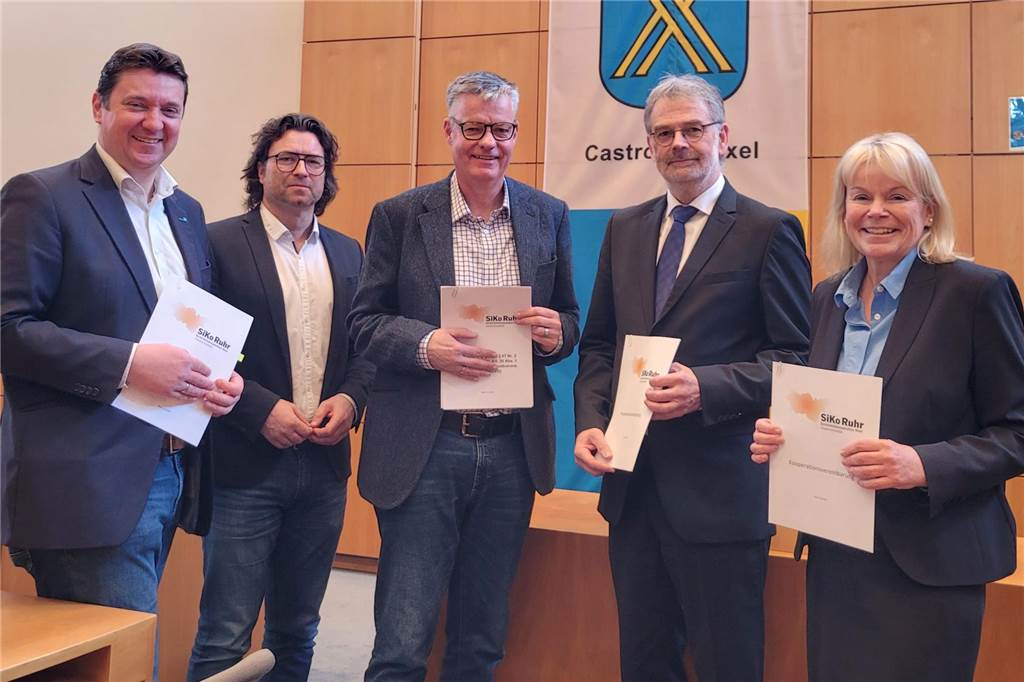 Bürgermeister Rajko Kravanja (v.l.) mit Thomas Thiel (Ordnungsamt), dem städtischen Beigeordneten Michael Eckhardt, Joachim Eschemann (Siko Ruhr) und Polizeipräsidentin Friederike Zurhausen bei der Übergabe der Kooperationsvereinbarung.