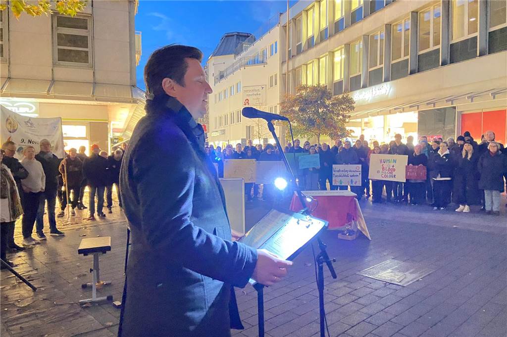 Hunderte Teilnehmer und viel Polizei bei Schweigemarsch in der Altstadt Bürgermeister Rajko Kravanja war einer der Redner auf dem Simon-Cohen-Platz.