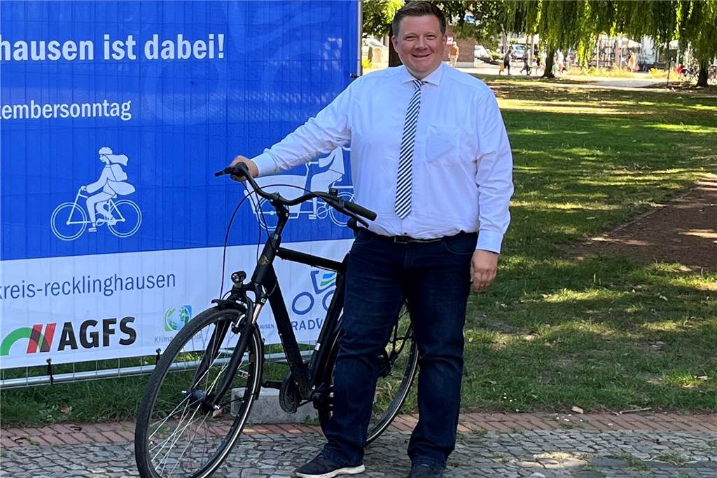Es geht nicht ohne Verzicht: So wollen Halterner Energie sparen Bürgermeister Stegemann ist so oft es geht mit seinem "schwarzen Blitz" unterwegs und kommt dabei ohne die Kraft aus der Steckdose aus.
