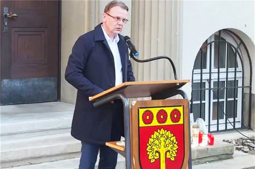 Stadt Selm richtet Spendenkonto ein: Geld für Ukraine-Hilfe in Iwkowa Bürgermeister Thomas Orlowski dankt den Bürgern für die Unterstützung. Um Selms polnischer Partnerstadt Iwkowa bei der Versorgung ukrainischer Flüchtlinge zu helfen, hat die Stadt ein Spendenkonto eingerichtet.