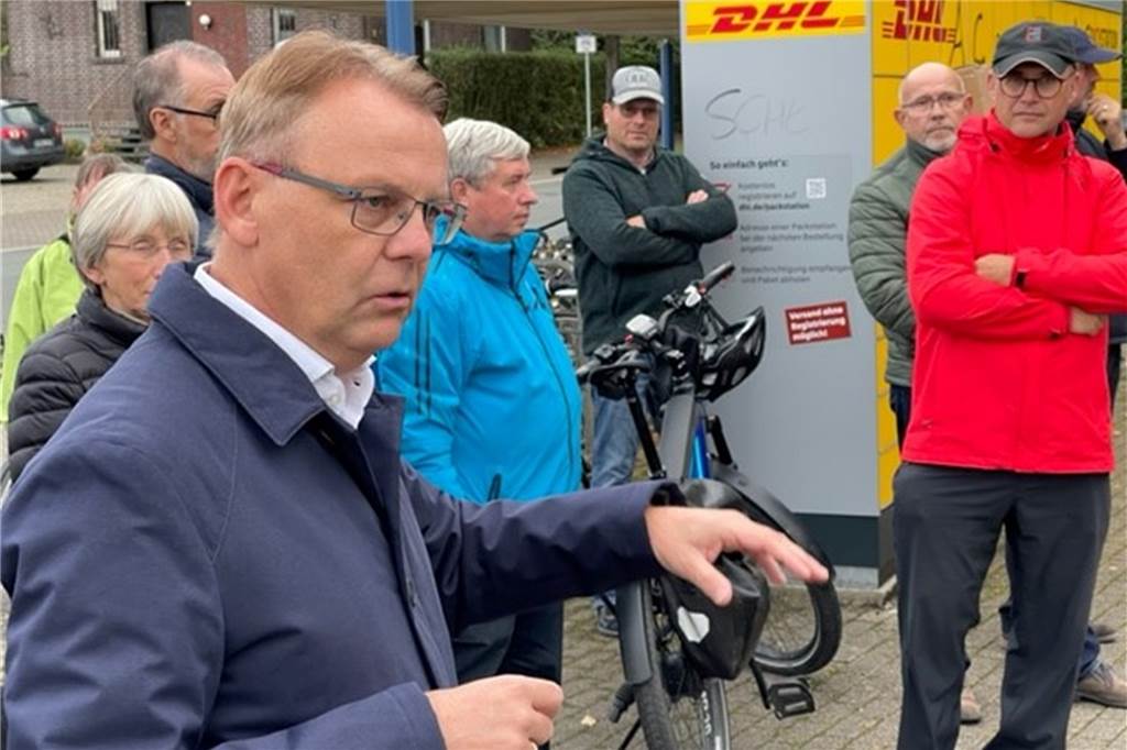 Bahnhofs-Planer Suhre in Bork: „Greifen die Kritik der Bürger auf“ Bürgermeister Thomas Orlowski diskutiert mit den Teilnehmerinnen und Teilnehmern der Bürgerversammlung am Bahnhof Bork. es geht um die Umgestaltungspläne für den Haltepunkt.