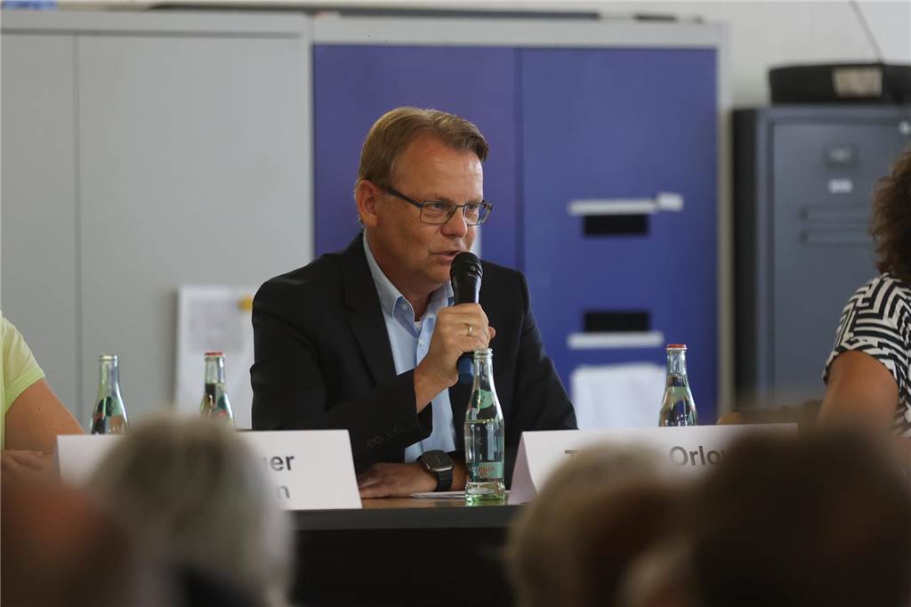 Zeltstadt-Versammlung: Politik und Polizei stellen sich Bürgerfragen Bürgermeister Thomas Orlowski erneuerte seine Kritik an der Landesregierung und nannte einen Termin für das Begegnungsfest.