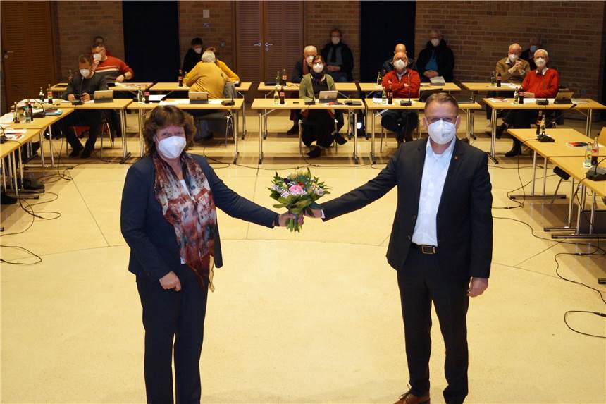 Sylvia Engemann wiedergewählt: Sie bleibt acht weitere Jahre Beigeordnete Bürgermeister Thomas Orlowski gratulierte Sylvia Engemann zur erneuten Wiederwahl als Beigeordnete der Stadt Selm.