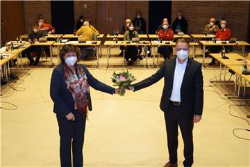 Bürgermeister Thomas Orlowski gratulierte Sylvia Engemann zur erneuten Wiederwahl als Beigeordnete der Stadt Selm.