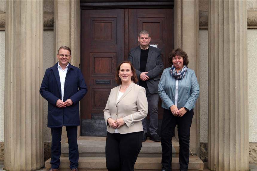 Gymnasium Selm: Neue Leiterin Viola Löchter im Amt begrüßt Bürgermeister Thomas Orlowski (l.), Beigeordnete Sylvia Engemann (r.) sowie der Abteilungsleiter Schule Torsten Schneidereit begrüßten die neue Leiterin des Städtischen Gymnasiums Selm, Viola Löchter.