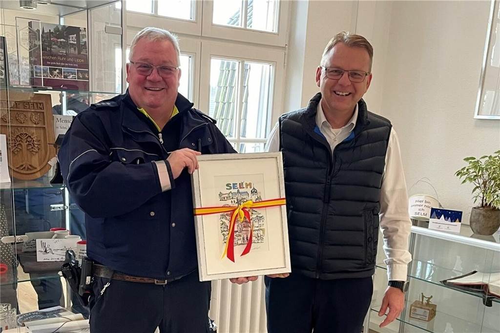 Borker „Dorfsheriff“ Heinz-Willi Quante erlebt emotionalen Abschied Bürgermeister Thomas Orlowski (r.) überreichte dem scheidenden Bezirksbeamten Heinz-Willi Quante ein Bild zu seiner Pensionierung.