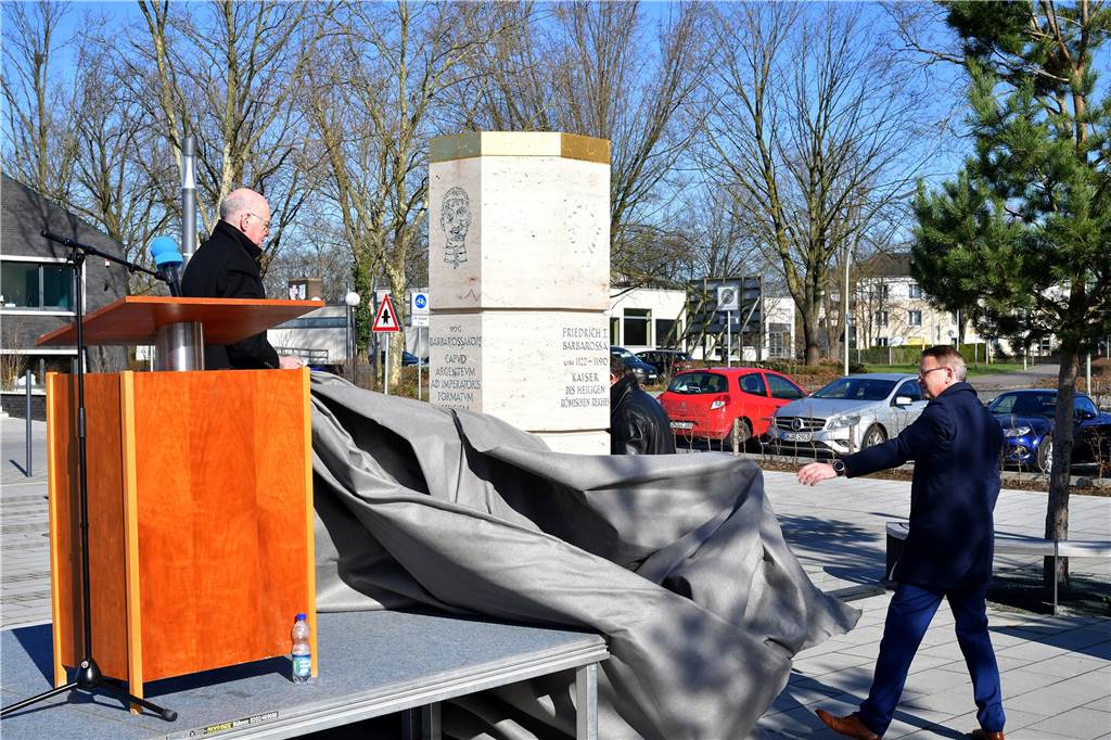 Jahresrückblick: Zwischen Ukraine-Krieg, Stürmen und einer Abrechnungsaffäre Bürgermeister Thomas Orlowski (r.) und der ehemalige Bundestagspräsident Norbert Lammert enthüllten die Stauffer-Stele auf dem Campus.
