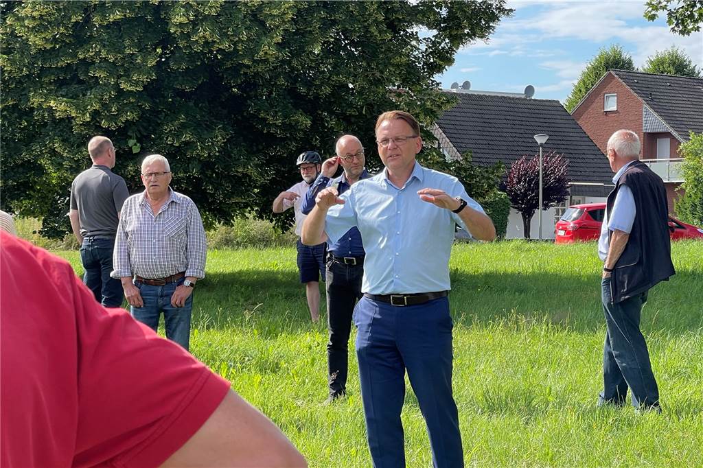 Rauher Busch: Pläne für die Zukunft der Freifläche werden konkreter Bürgermeister Thomas Orlowski (SPD) sprach mit Bürgern über die Fläche am Rauhen Busch in Bork.