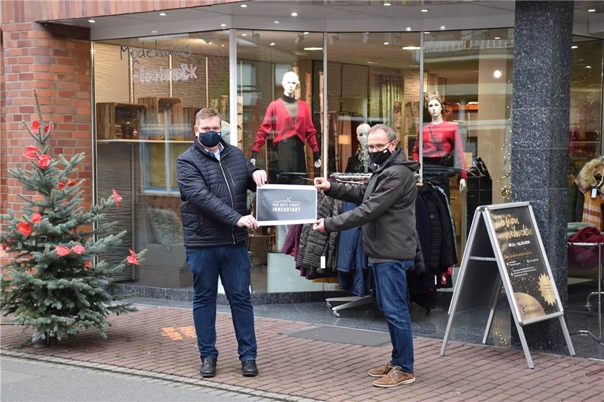 Kampagne „Das Gute findet Innenstadt“ soll Aschebergs lokalen Handel stärken Bürgermeister Thomas Stohldreier (l.) und Wirtschaftsförderer Helmut Sunderhaus werben für den Einkauf vor Ort in Ascheberg mit dem Slogan „Das Gute findet Innenstadt“.