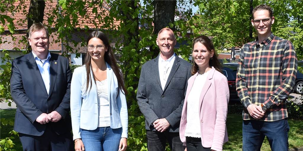 Nach Corona-Pause: Beliebte Kirmes kehrt nach Ascheberg zurück Bürgermeister Thomas Stohldreier, Pia Schlinger, Schausteller Wilbert Strothenke, Julia Schwipp und Marktmeister Daniel Krüger (v.l.n.r.) sorgen dafür, dass die Jacobi-Kirmes in diesem Jahr wieder stattfinden kann.