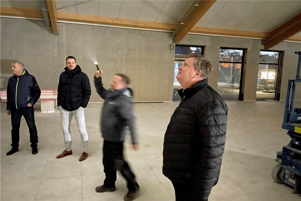 Zwei gute Nachrichten rund um den neuen Hit-Supermarkt Bürgermeister Thomas Stohldreier schaut sich die besondere Dachkonstruktion an.