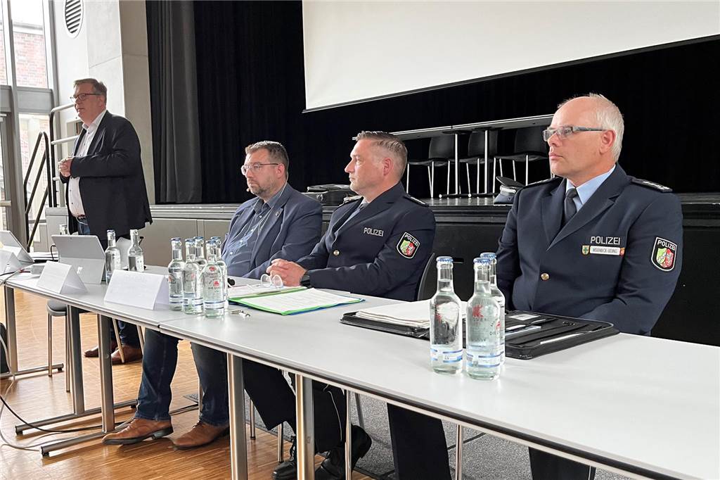 Bürgermeister Thomas Stohldreier (v.l.), Stefan Feige von der Verwaltung und die Polizei standen Rede und Antwort.