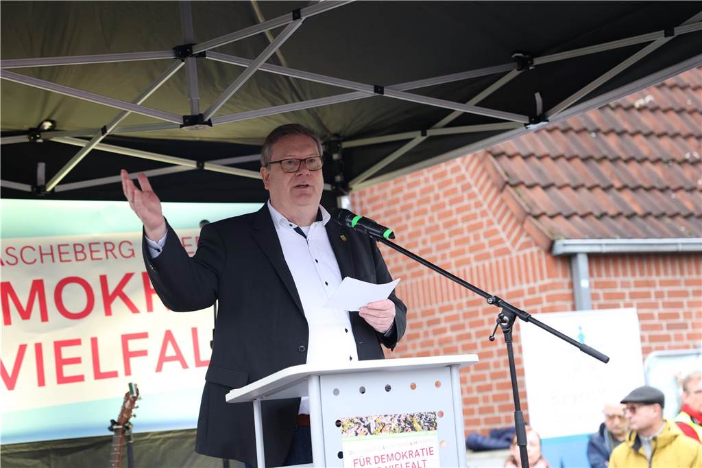 Mehr als 1000 Menschen bei Kundgebung: „Müssen jetzt Flagge zeigen“ Bürgermeister Thomas Stohldreier war begeistert von dem großen Zulauf.
