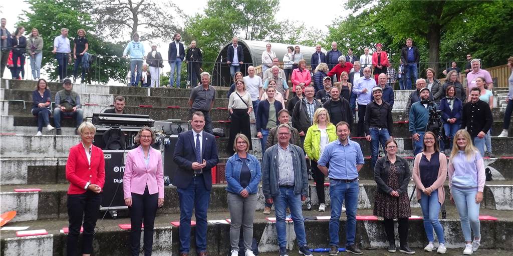 Zum Projekt-Abschluss feiert die Stadt Dorsten selbstbewusst ihre Mitte (mit Video) Bürgermeister Stockhoff mit Ministerin Scharrenbach und Regierungspräsidentin Feller im Amphitheater.