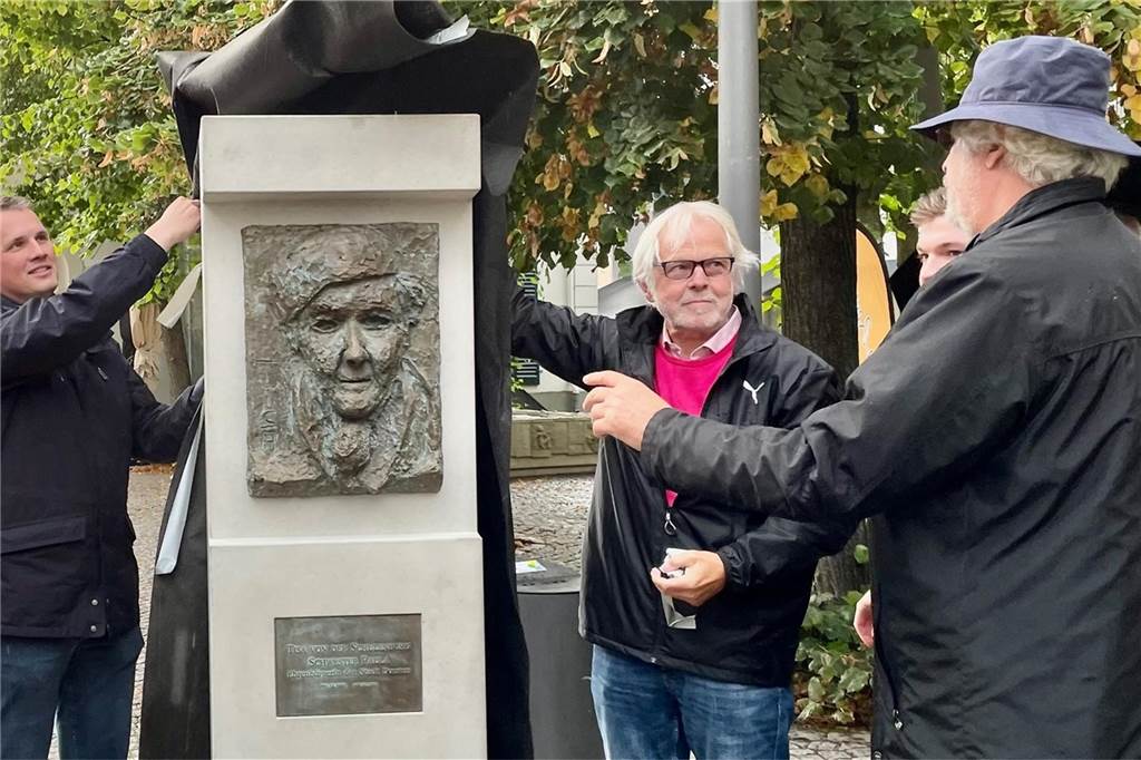 Treffpunkt Altstadt soll künftig am „Geschwister-Scholl-Platz“ stehen Enthüllung der Tisa-Stele