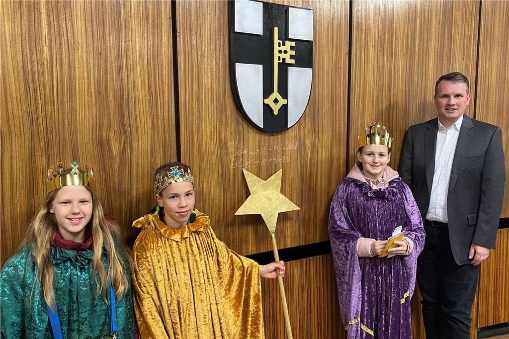 Sternsinger-Aktion gestartet: „Das ist unser grünes Herz auf der Erde“ Bürgermeister Tobias Stockhoff freut sich über den Besuch der Sternsingerinnen Katharina Scholtholt und Amy van Londen sowie von Sternsinger Ruben Beving im Dorstener Rathaus.