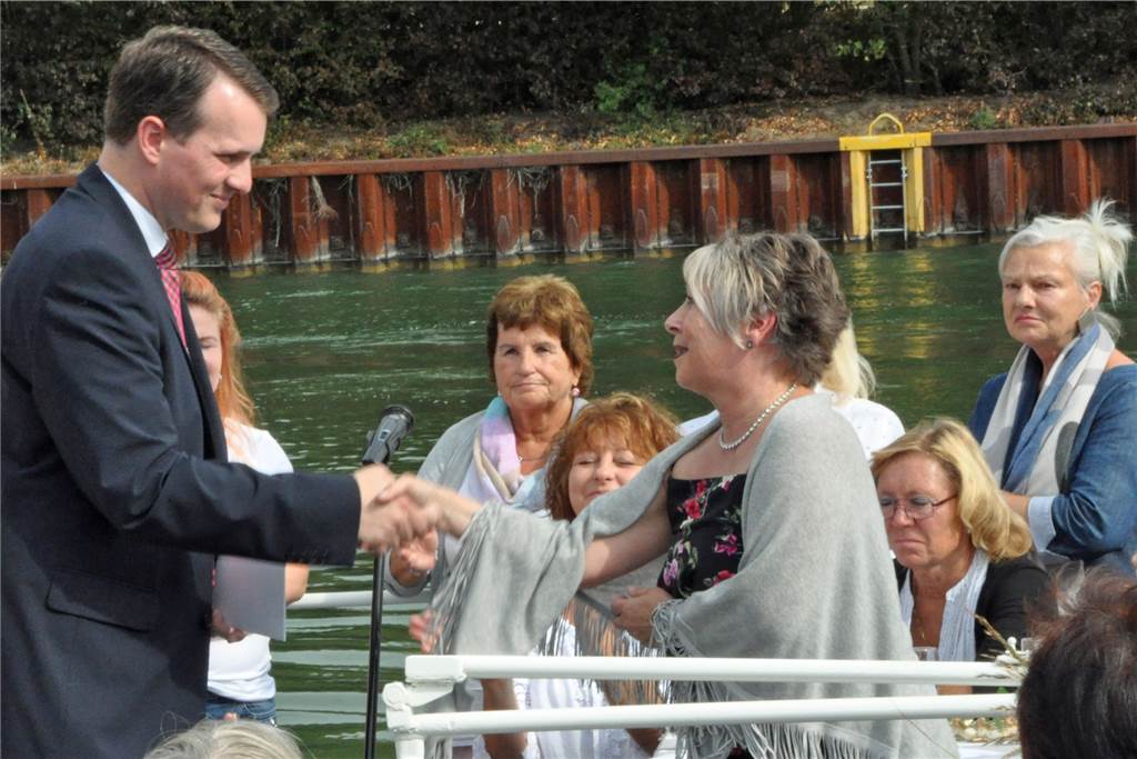 Dorstener Frauen helfen seit 35 Jahren gewaltbetroffenen Frauen und Kindern Bürgermeister Tobias Stockhoff gratulierte Barbara Klaus-Krämer zum 35-jährigen Bestehen des Vereins „Frauen helfen Frauen“ und überreichte eine Spende.