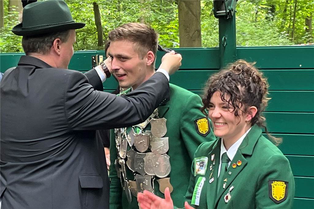 Schützenfest in Lembeck: Luca Gödde ist neuer König in Lembeck Bürgermeister Tobias Stockhoff hängte Luca Gödde die Schützenkette um. Neben ihm die neue Königin Leonie Nöding.