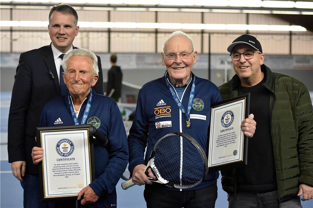 Das älteste Doppel der Welt kommt aus Dorsten: Urkunde für Guinnessbuch-Eintrag Bürgermeister Tobias Stockhoff (l.) und Bernd Weismüller vom Vorstand es TV Rhade (r.) freuten sich mit Dietrich Elsner und Egon Kraft (v.l.).