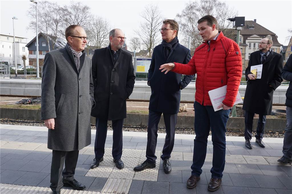 NRW-Verkehrsminister Hendrik Wüst informierte sich über Bauarbeiten am Dorstener Bahnhof Bürgermeister Tobias Stockhoff (r.) führte NRW-Verkehrsminister Hendrik Wüst (2.v.r.) über das Bahnhofsgelände.