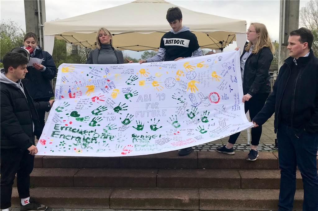 Fridays for Future: Jetzt machen in Dorsten auch Erwachsene mit Bürgermeister Tobias Stockhoff (r.) lobte im April das Engagement der Schüler.
