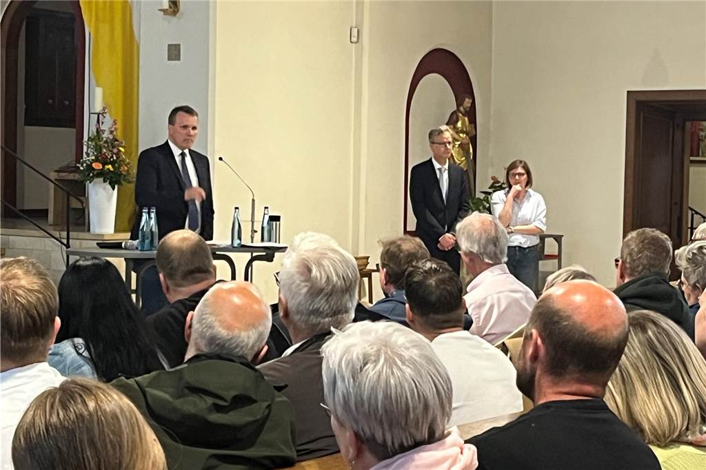 Aufgeheizte Stimmung in der Matthäus-Kirche wegen geplanter Flüchtlingsunterkunft Bürgermeister Tobias Stockhoff vor Zuhörern