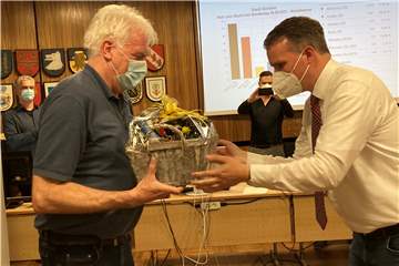 Bürgermeister Tobias Stockhoff überreichte Klaus Ihling (l.) am Abend seiner letzten Wahl, die er in Dorsten organisiert hat, einen Geschenkkorb.