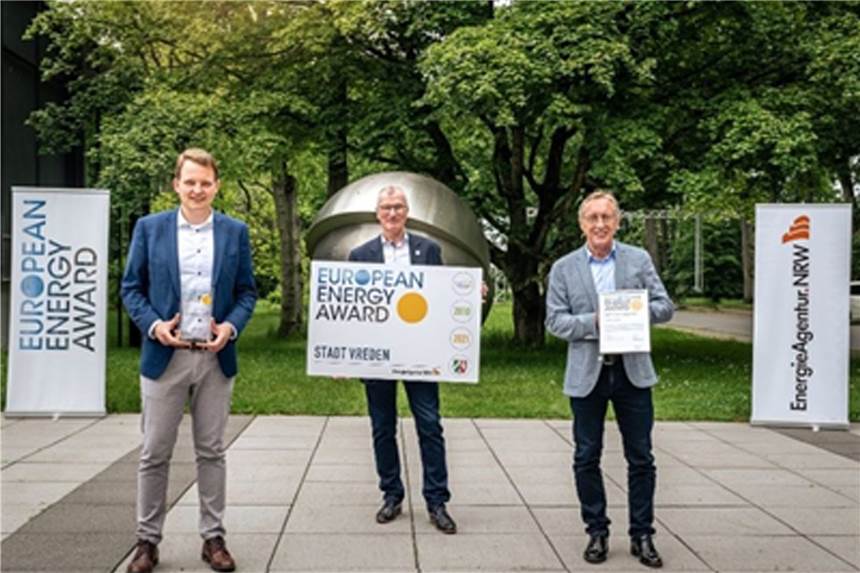 Erfolgreicher Klimaschutz – Goldauszeichnung für die Stadt Vreden Bürgermeister Tom Tenostendarp, Erster Beigeordneter Bernd Kemper und Heinrich Wildenhues (v.l.) freuen sich über die erneute Rezertifizierung.