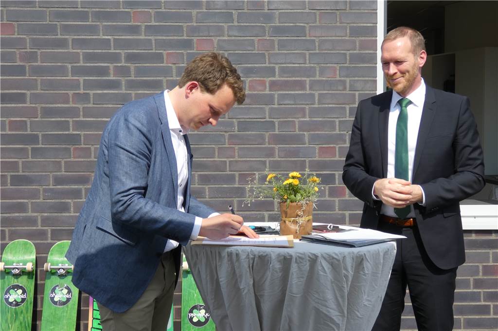 Skatepark am Jugendcampus: 335.000 Euro vom Land für „Leuchtturmprojekt“ Bürgermeister Tom Tenostendarp unterschreibt den Förderbescheid des Landes NRW über 335.000 Euro für den Skaterpark.